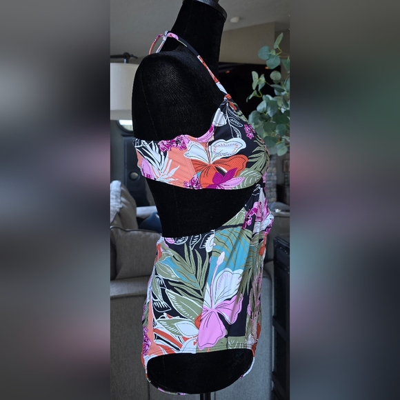 ROXY NWT swimsuit with cutouts Size Large - Picture 7 of 10